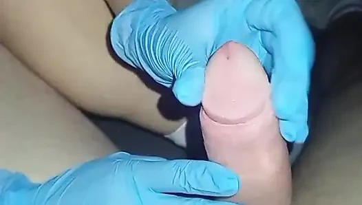 Sanfte Massage mit sterilen Handschuhen, es wird so gemacht, wie er möchte