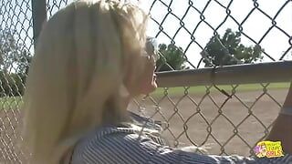 Zwei fitte baseballspieler haben einen frechen dreier mit einer geilen blonden lesbe