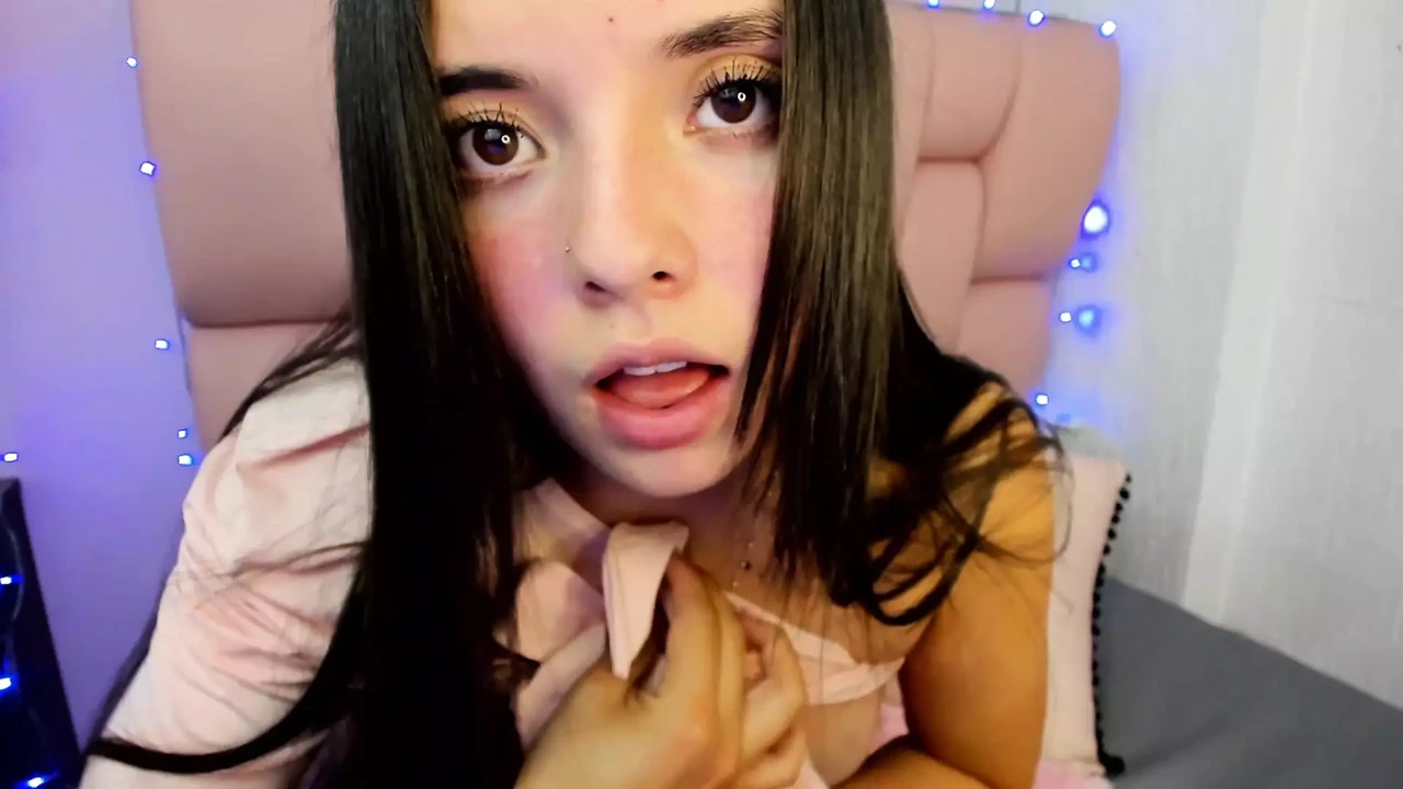 脸很漂亮的甜美年轻女孩高兴地哭泣和呻吟，就像她一边自慰一边的饥渴小婊子一样