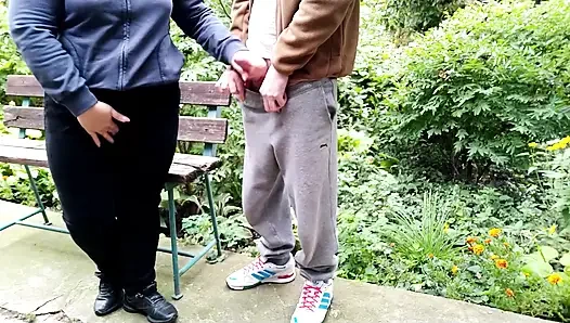 Ateşli olgun üvey anne sıkı büyük götüne boşalıyor