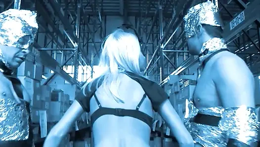 Pelacur dominan jerman rambut pirang di kandang dan kamar mandi