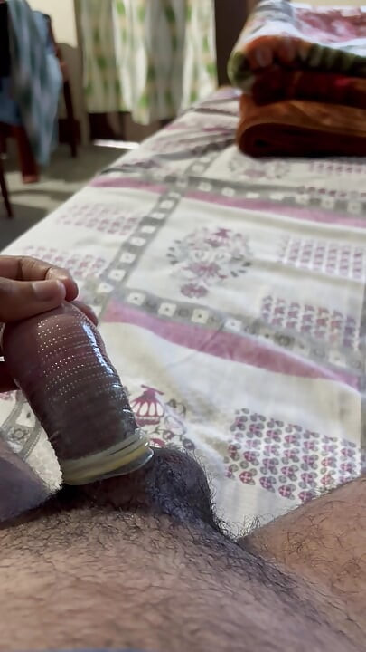 Condom laga kar pados wali bhabhi ke yaad me lund hilaya