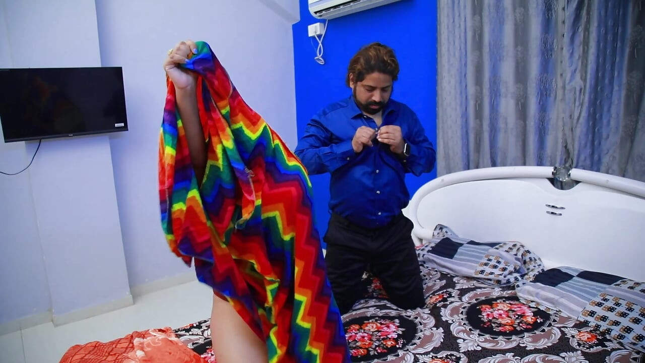 bank wala interest lene ke liye ghar mein ghus gaya ladki se liya phool raat bhar interest