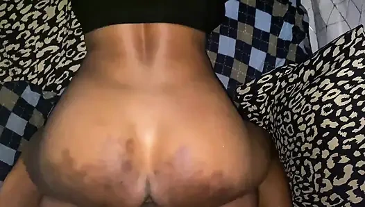 Я ударил ее по заднице очень сильно