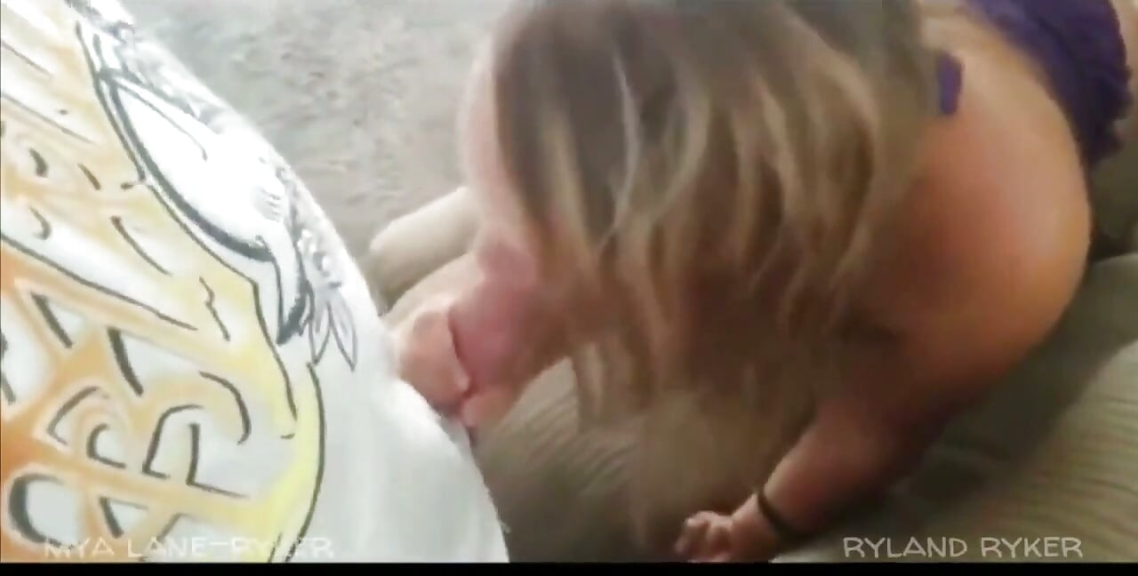 Heiße blondine beim masturbieren erwischt und will die schwänze eines freundes