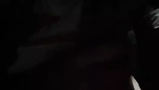 İş yerinde canım sıkılınca sikimi çıkarmaya ve karanlıkta dışarıda mastürbasyon yapmaya karar verdim