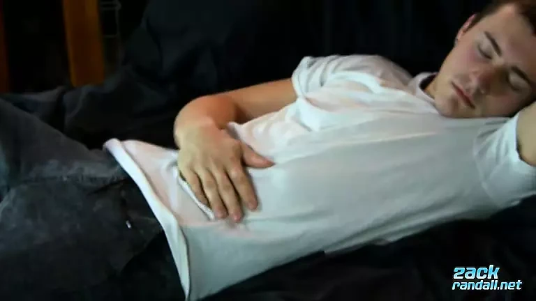 Kinky Twink gillar att fylla sin sexiga håriga röv med leksak