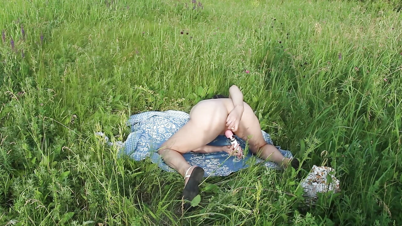 Занимался сексом с новыми секс-игрушками на улице
