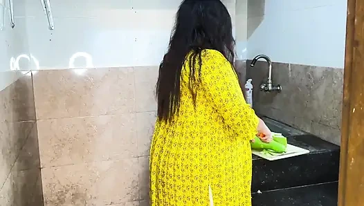 Tiba-tiba aku ngentot ibu mertuaku waktu dia lagi cutting kari di dapur - seks kasar sama desi