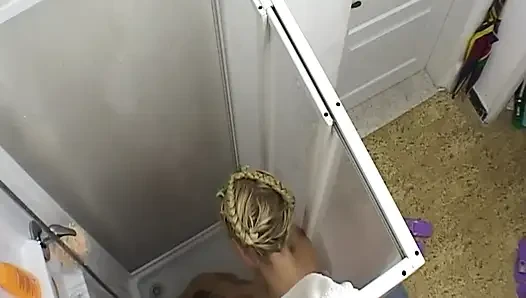 Dua cewek hot rambut pirang lagi asik mainin tubuhnya di kamar mandi