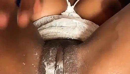 Kaygan Zenci Kız Sulu Amcığın Üzerine Çılgın Üstlü Kremsi Turta Gibi Fışkırtıyor