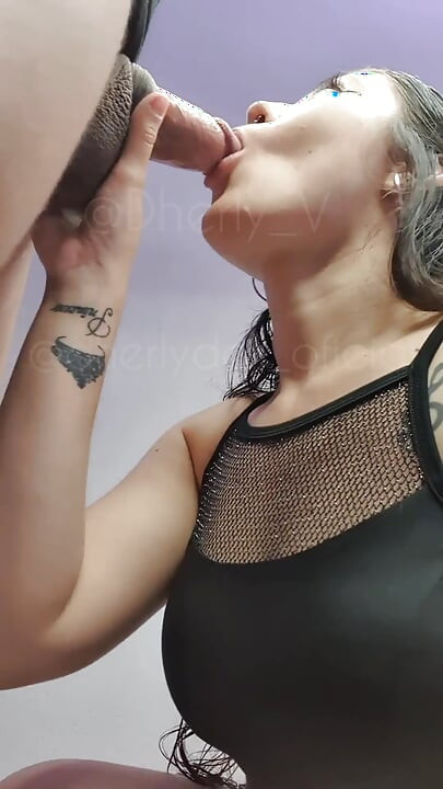 Die kleine schlampe schluckt das sperma, nachdem sie einen schwanz in ihre leckere muschi bekommen hat