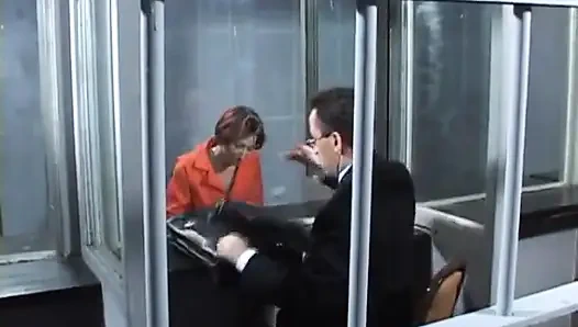 Kızıl saçlı kaltak polis üniformalı edepsiz bir hatun tarafından parmaklanıyor ve oynatılıyor