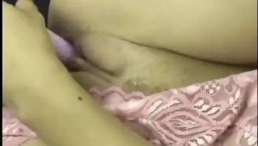 Trampige junge brünette Nevaeh Ashton hält vibrator an ihren kitzler und schiebt ihn dann in ihre rasierte fotze