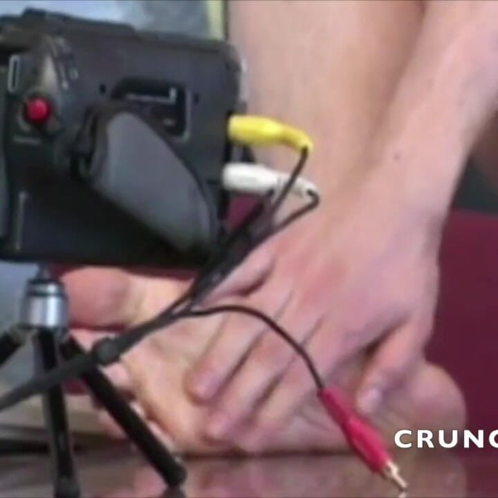 ชายแท้อยากรู้อยากเห็นชอบเล่นกับตูดของเขา