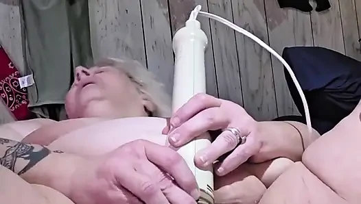 Dildolar çalışmadığında canavar titreşimler amcığı acıtıyor