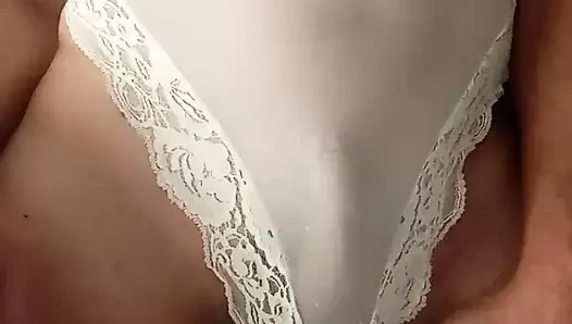Leyla beyaz iç çamaşırında sıcak hissediyor