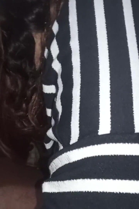 Kocasının önünde büyük yaraklı bir arkadaşıyla sikişiyor