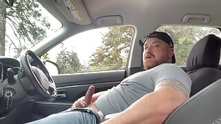 Knappe gedrongen vurige jock masturbeert in de auto