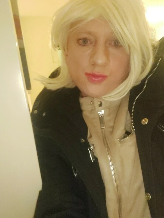 Καυλιάρα crossdresser Davina