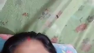 Dolly bhabhi amamantando y masturbando con la mano 3