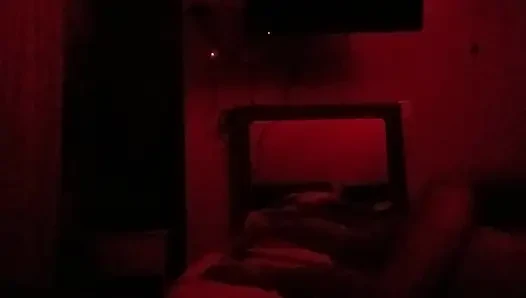 Bakış açısı duvar aynasının Meksikalı çiftin ateşli terli seks yaptığının yansımasıyla gerçekleştirilir Urfreaknastycouple