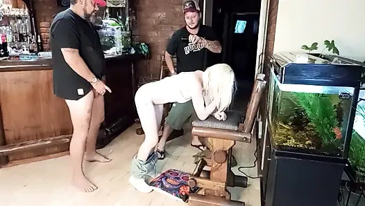 Сделай шаловливых мужиков и одну шаловливую мамочку