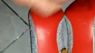 Снимают парижские красные каблуки
