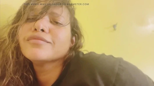 Michelle lagi asik mainin timun di pintu belakangnya, ganas banget sih
