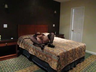 Erica jouit en solo dans un motel