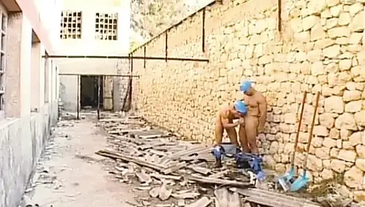 Asılı kaslı sporcu genç sevgilisine açık havada anal seks yapıyor ve vücudunun her yerine sertçe boşalıyor
