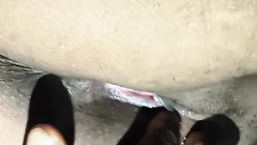 Air jatuh ke dalam memek ketika dia memasukkan jari ke dalam memeknya.