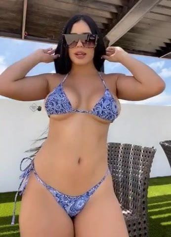 Roxana este aici să te urmărească cum ejaculezi pe corpul ei în bikini