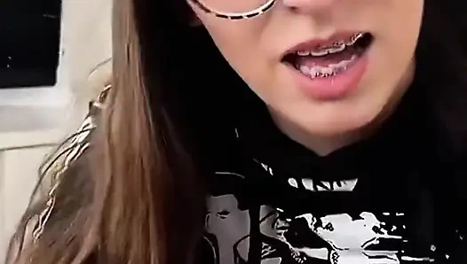 Heißes teen, 18-jährige brünette gibt hardcore, schlampigen blowjob, bis mein schwanz nicht mehr in pOV nehmen kann