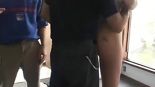 Blonde blondine hat einen dreiecksflecken auf ihren schamhaaren
