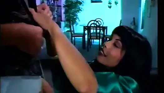 Zwei geile kerle auf dem sofa bekommen schwanz lutschen und ficken schwarzhaariges schätzchen