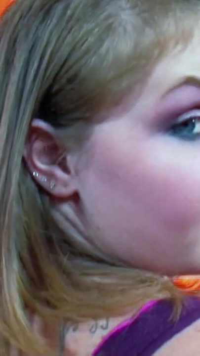 Moment envoûtant d’une jolie étudiante toute menue aux yeux bleus - casting interracial avec creampie