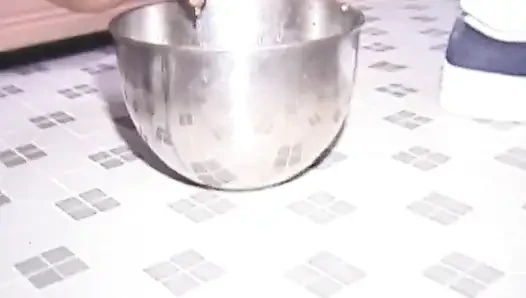 Sıska sürtük amını sikiyor