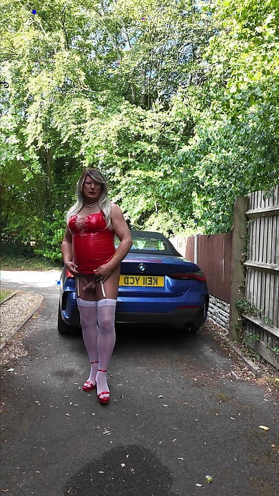 Sexy Crossdresser kellycd2022 em meu vestido vermelho sexy de pvc e meias