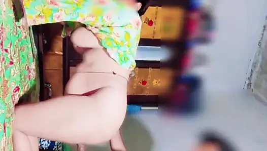 Barsaat ke mausam mein chute lagwane ka Apne maja hai barsat ke mausam mein gand Marne ka apna Maja