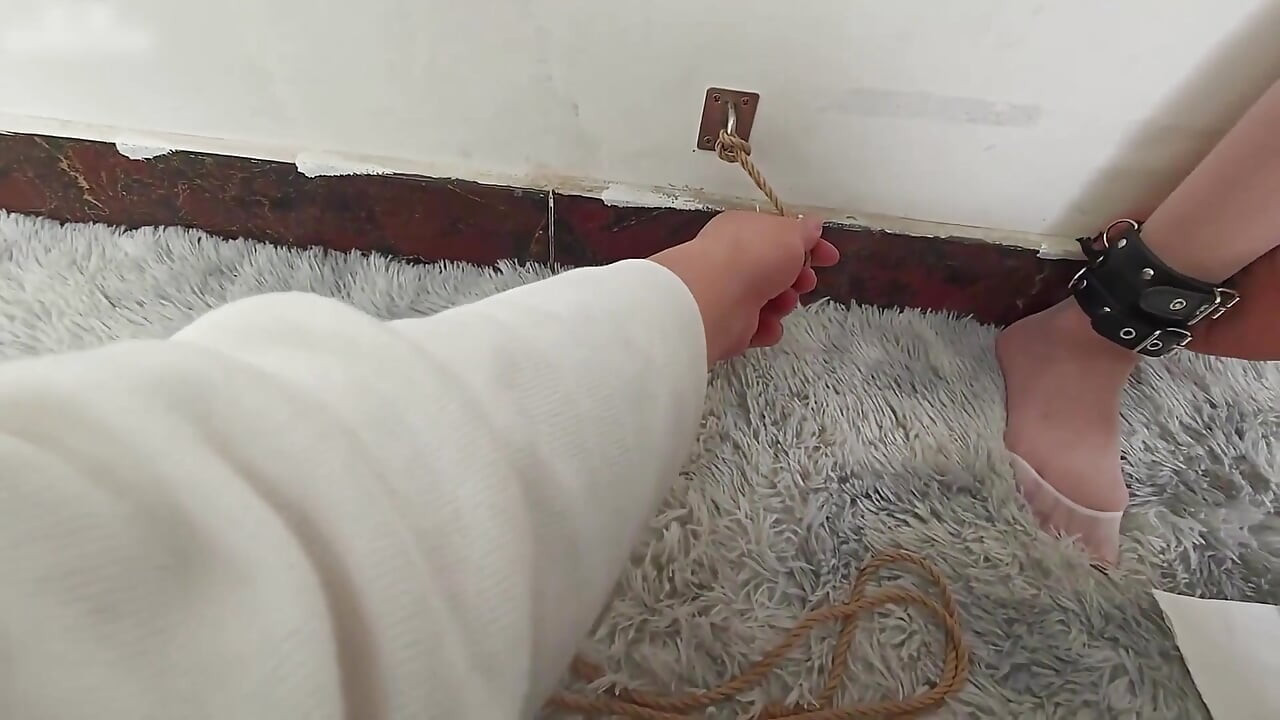 가발을 쓴 여자친구를 벽에 묶고 간지럽혀 주세요