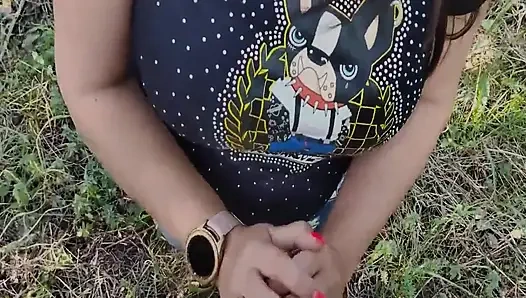 Adik tiri bersenang-senang di mobil baru dan di hutan. Hampir kepergok lagi nyepong kontol orang asing