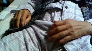 Un homme japonais de 80 ans montre une bite