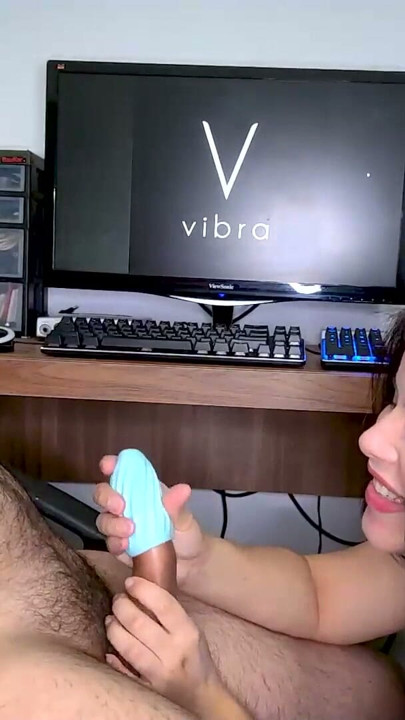 Actrița porno Selena Vega îți arată un jucărie sexuală masculină pentru masturbare | Clip 2