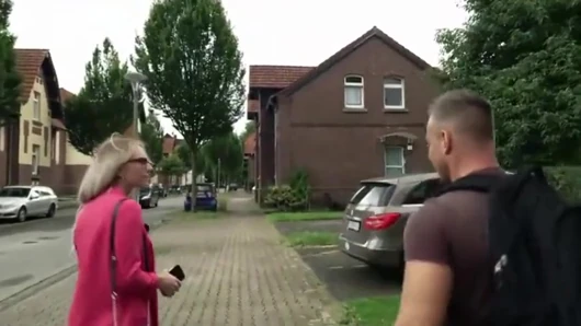 Hübsche Blondine Von Nebenan Mit Brille Angesprochen