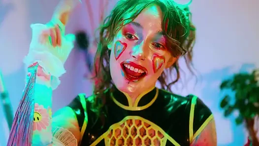 Радость интервью с клоуном в латексе, женское доминирование с щекоткой и игривым контролем