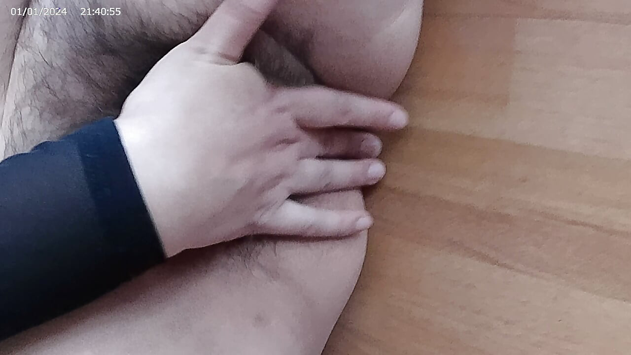Cipka z włoskami – masturbująca się MILF