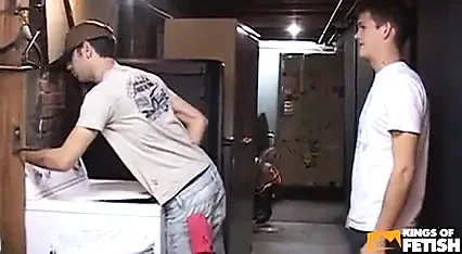 男人被一个来修理洗衣机的男人狠操菊花