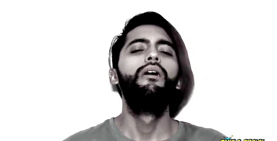 Sục con cu to chưa cắt của tôi với dầu đen và trắng