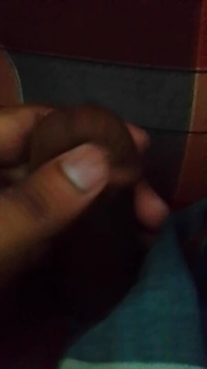 Larka rat men akele apne samay ka maja le raha hai